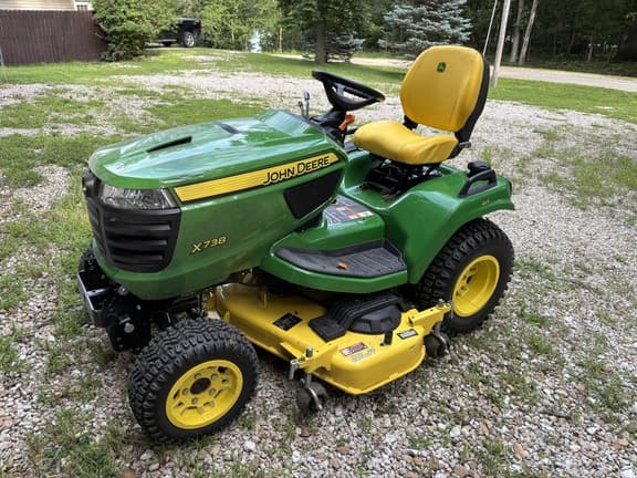 Image of John Deere X738 equipment image 1