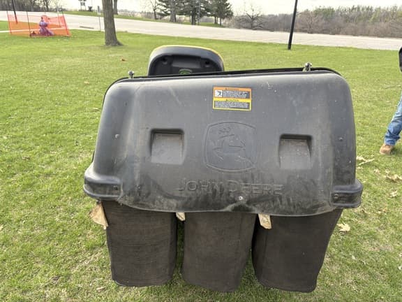 Image of John Deere X750 equipment image 3