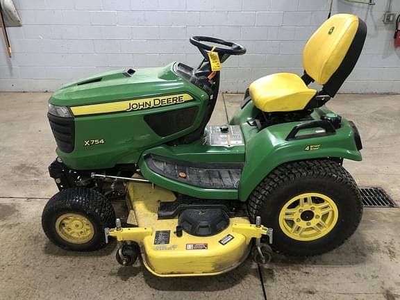 Image of John Deere X754 equipment image 3