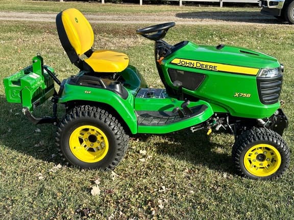 Image of John Deere X758 equipment image 3