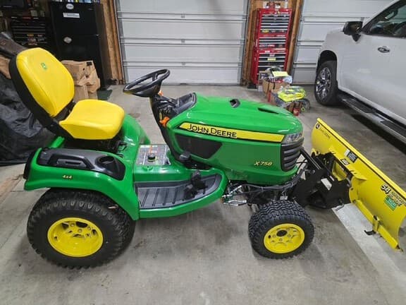 Image of John Deere X758 equipment image 3