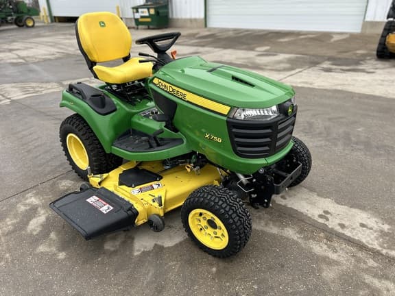 Image of John Deere X758 equipment image 3