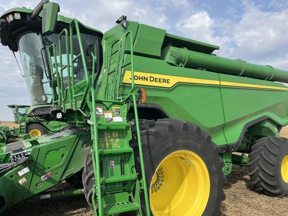 Image of John Deere X9 1000 equipment image 3