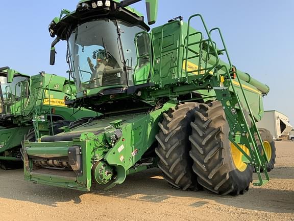 Image of John Deere X9 1000 equipment image 1