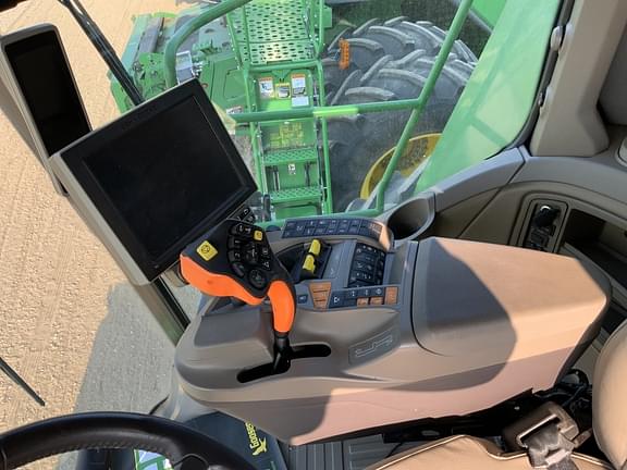 Image of John Deere X9 1000 equipment image 1