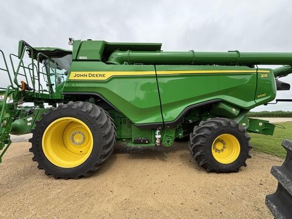 Image of John Deere X9 1000 equipment image 3