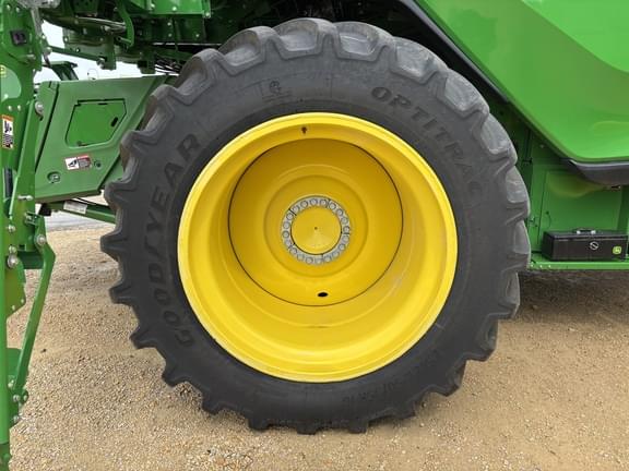Image of John Deere X9 1000 equipment image 1