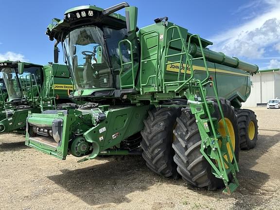 Image of John Deere X9 1000 equipment image 1