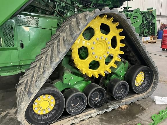 Image of John Deere X9 1100 equipment image 2