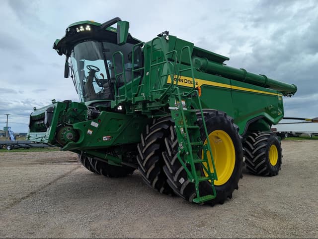 Image of John Deere X9 1100 equipment image 1