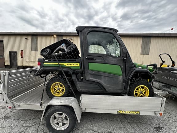 Image of John Deere XUV 835M equipment image 1