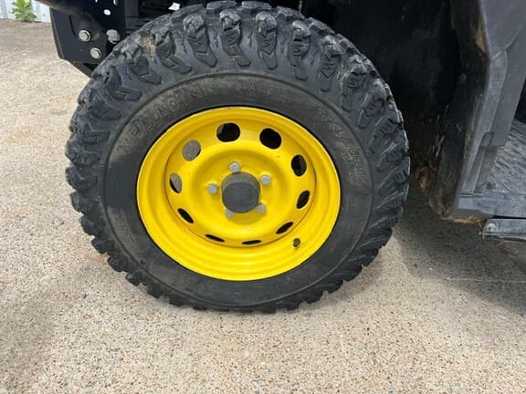 Image of John Deere XUV 835M equipment image 4