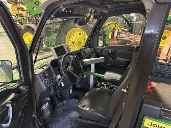 Image of John Deere XUV 835M equipment image 4