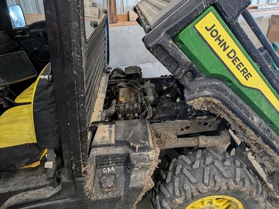 Image of John Deere XUV 835M equipment image 4