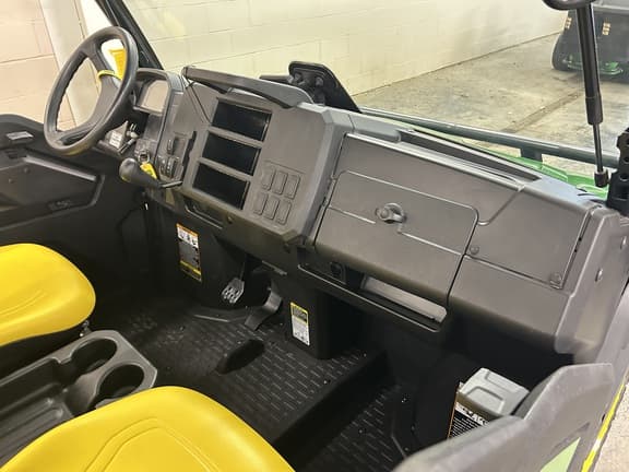 Image of John Deere XUV 835M equipment image 2