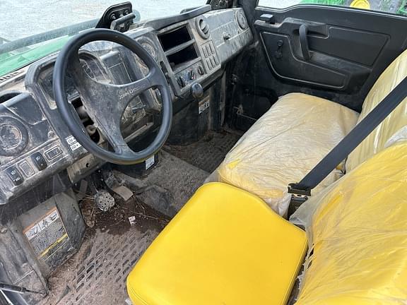Image of John Deere XUV 835M equipment image 2