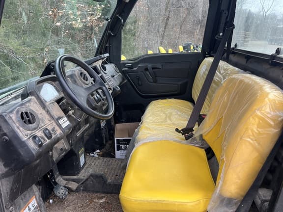 Image of John Deere XUV 835M equipment image 4