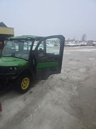 Image of John Deere XUV 835R equipment image 2