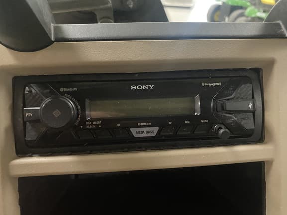 Image of John Deere XUV 835R equipment image 4