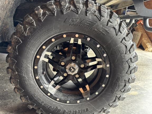 Image of John Deere XUV 835R equipment image 2