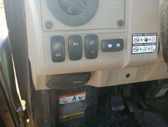 Image of John Deere XUV 835R equipment image 4