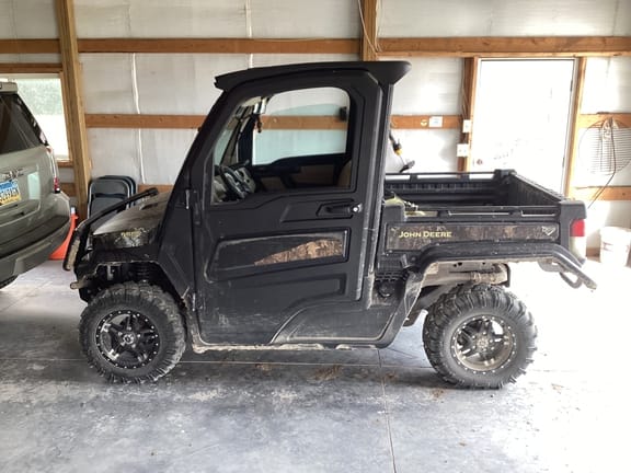 2021 John Deere XUV 835R Equipment Image0