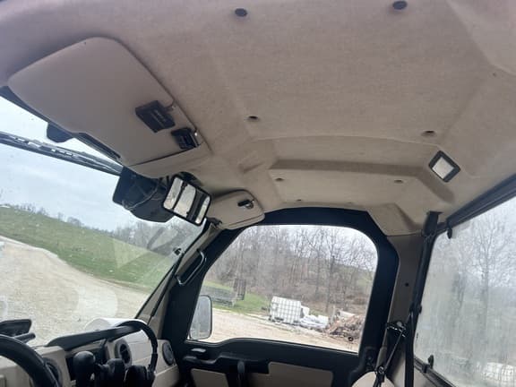 Image of John Deere XUV 835R equipment image 2