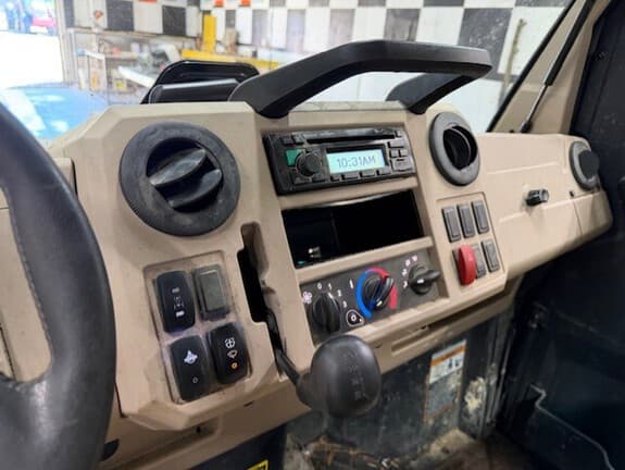 Image of John Deere XUV 835R equipment image 4