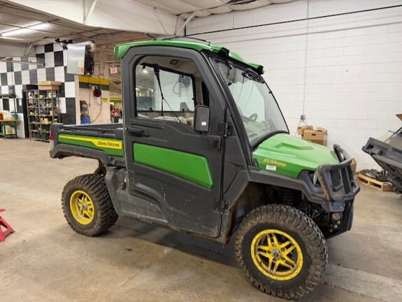 2021 John Deere XUV 835R Equipment Image0