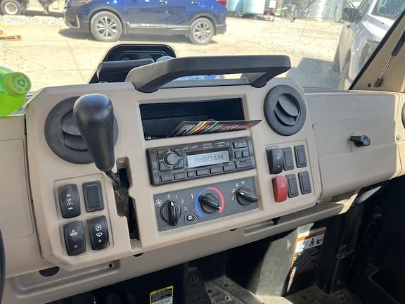 Image of John Deere XUV 835R equipment image 3