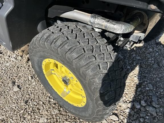 Image of John Deere XUV 835R equipment image 4