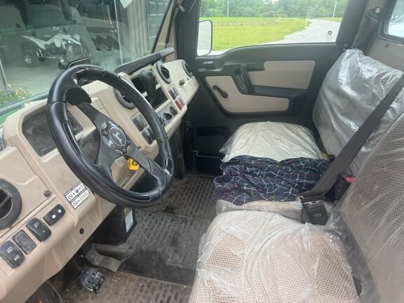 Image of John Deere XUV 835R equipment image 4