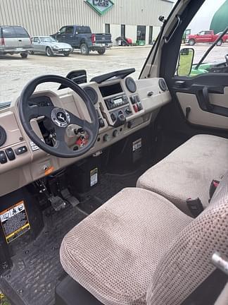 Image of John Deere XUV 835R equipment image 3