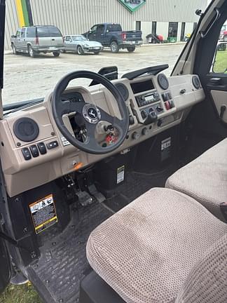 Image of John Deere XUV 835R equipment image 4
