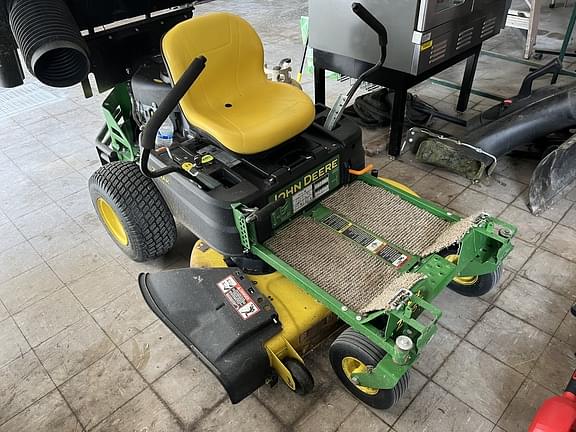 Image of John Deere Z335E equipment image 1