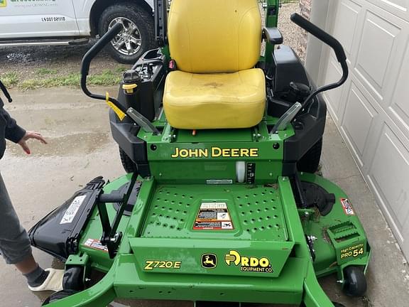 Image of John Deere Z720E equipment image 2