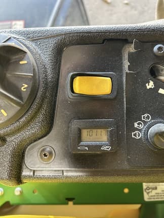Image of John Deere Z735M equipment image 4