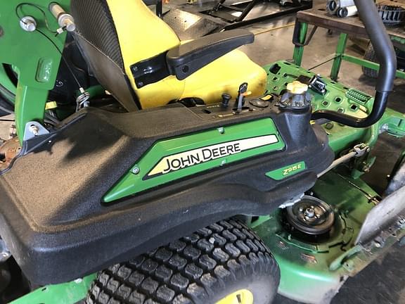 Image of John Deere Z915E equipment image 1