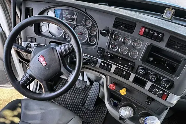 Image of Kenworth T680 equipment image 4