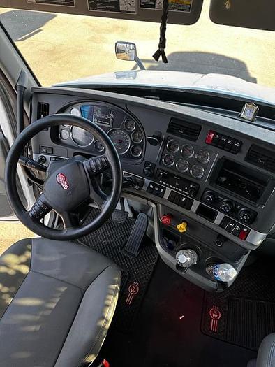 Image of Kenworth T680 equipment image 4