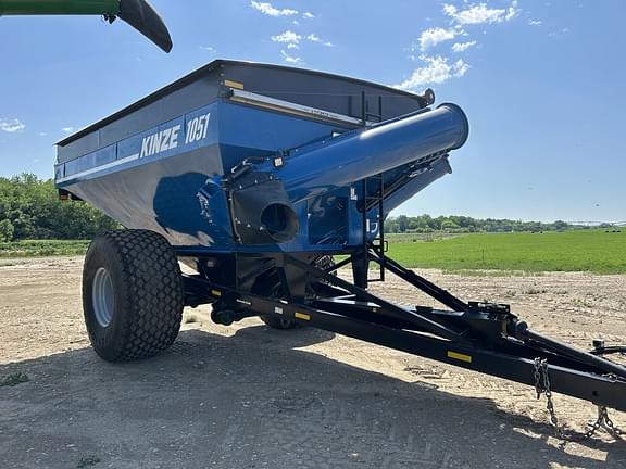 Image of Kinze 1051 equipment image 2