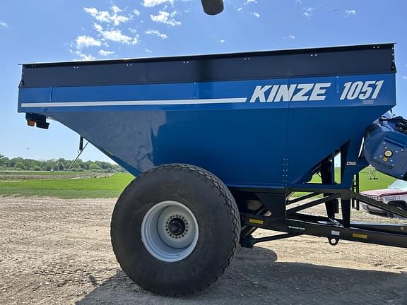 Image of Kinze 1051 equipment image 3