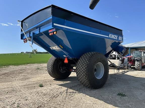Image of Kinze 1051 equipment image 4