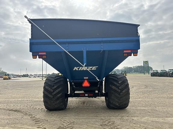 Image of Kinze 1051 equipment image 3