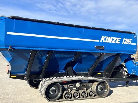 2021 Kinze 1305 Equipment Image0