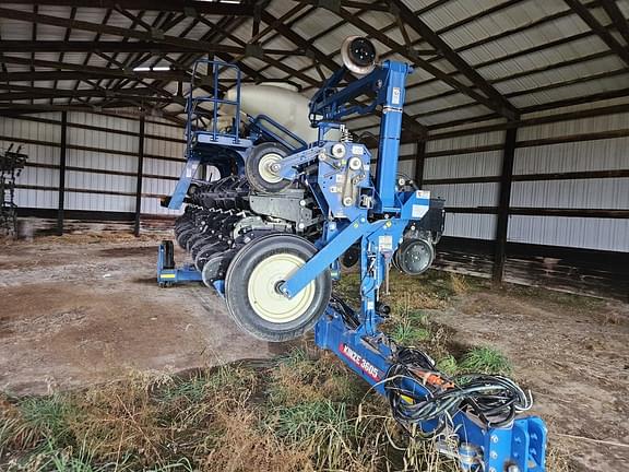 Image of Kinze 3605 equipment image 2