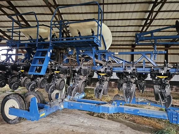 Image of Kinze 3605 equipment image 3