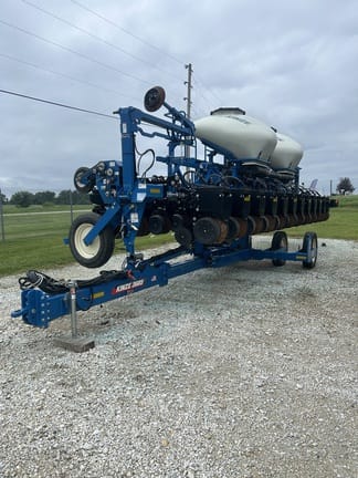 2021 Kinze 3605 Equipment Image0