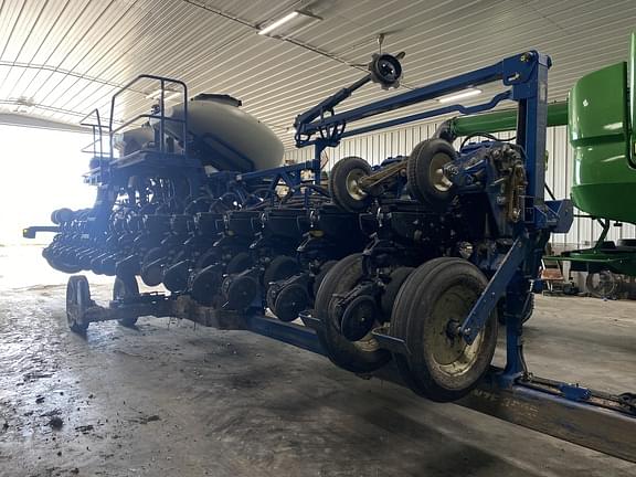 Image of Kinze 3605 equipment image 2