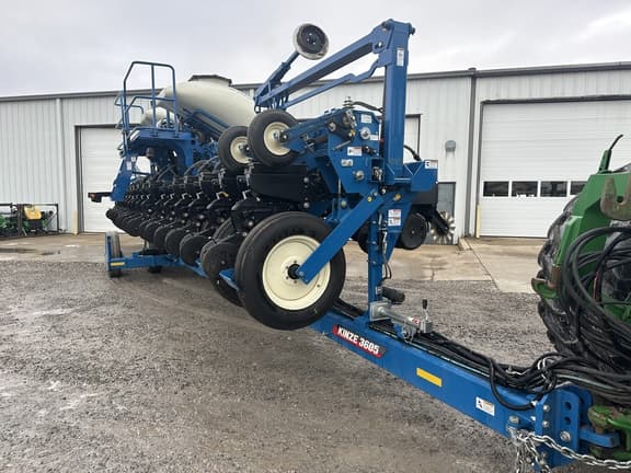 Image of Kinze 3605 equipment image 2